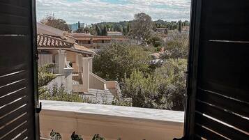 Individually decorated, individually furnished, laptop workspace