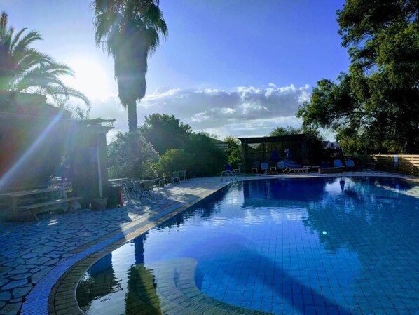 Sesongbasert utendørsbasseng, bassengparasoller og solsenger