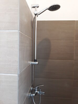 Small & Cozy Double Room 1 King Bed  Garden View | Bad | Dusj, regndusjhode, toalettartikler (inkludert) og hårføner