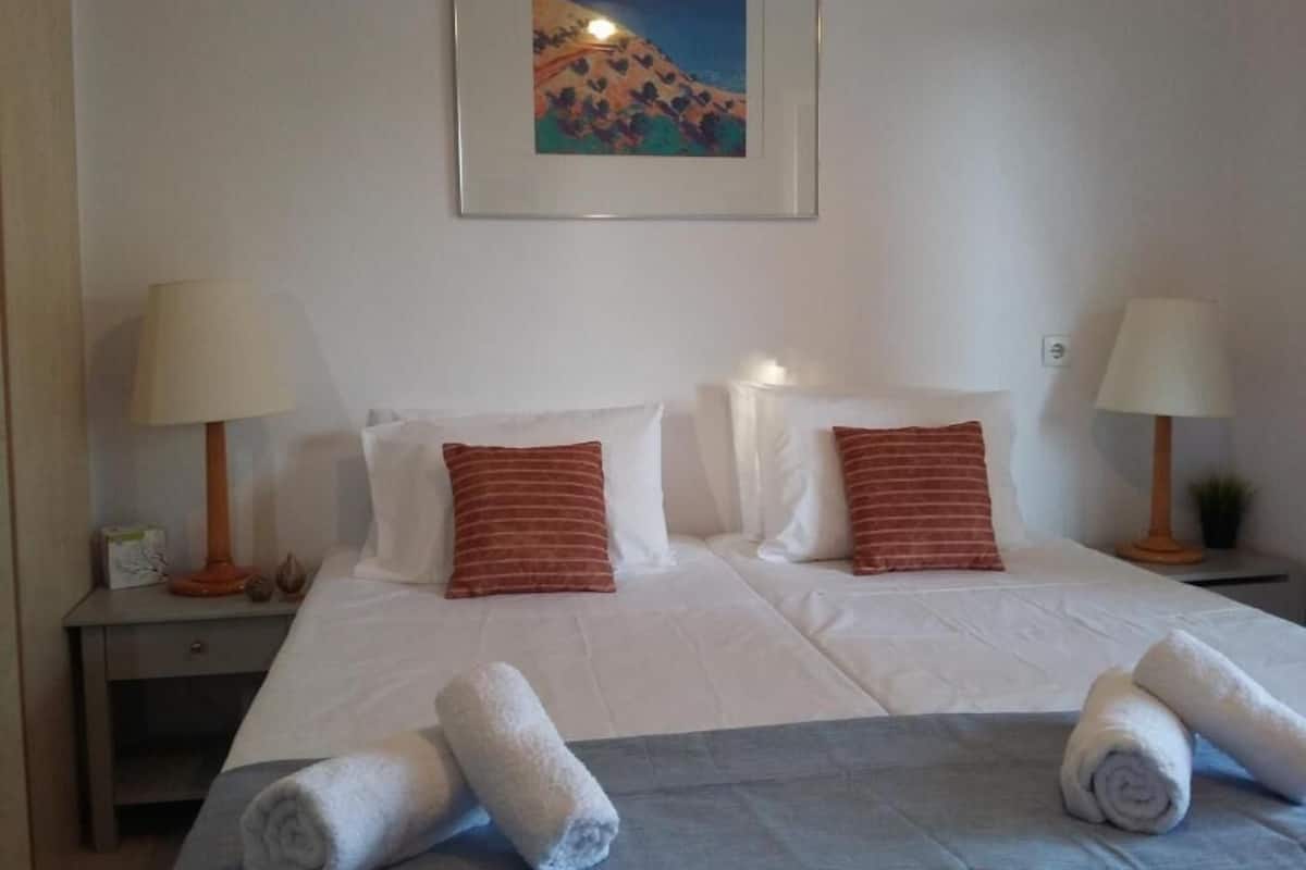 Small & Cozy 2 Bedrooms Apartment With Sea View | Individueel gedecoreerd, individueel gemeubileerd, een laptopwerkplek