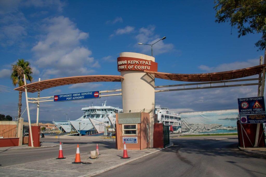 Un cartel de la autoridad portuaria con una gran estructura cilíndrica y un puente por encima.