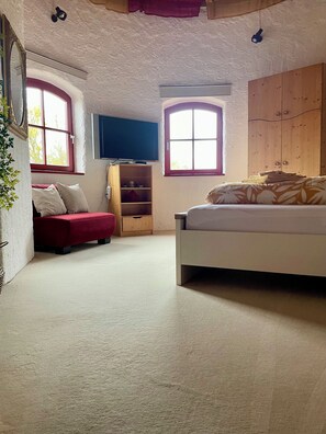 5 habitaciones, tabla de planchar con plancha, cuna de viaje y wifi 