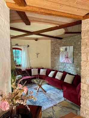 TV connectée, cheminée, baby-foot, livres