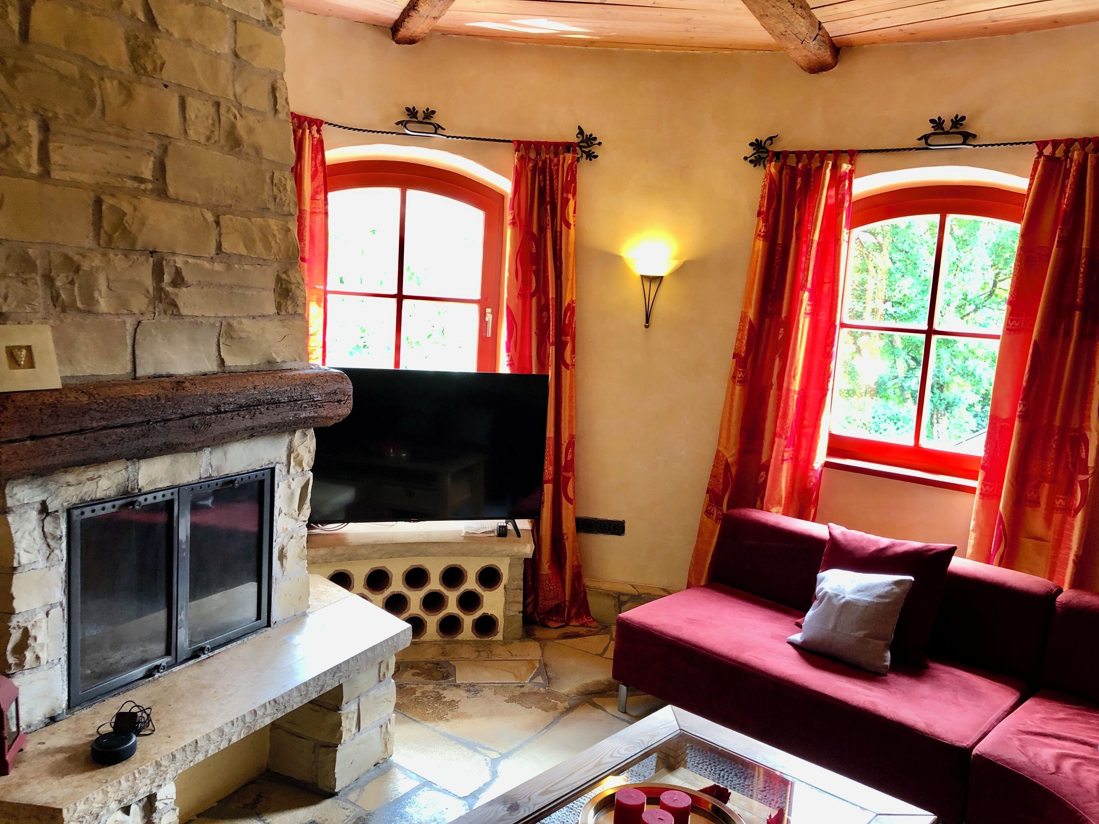 Smart TV, chimenea, futbolito y libros 