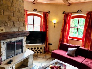 TV connectée, cheminée, baby-foot, livres