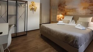 Une chambre d’hôtel moderne, dotée d’un grand lit, d’un bureau et d’une armoire.