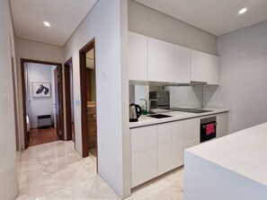 Full-sized fridge, microwave, cookware/dishes/utensils, dining tables - Sky Suite By Autumn Suites (Kuala Lumpur)