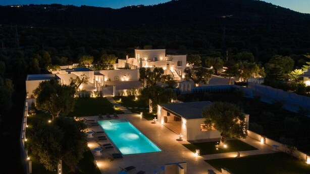 A modern resort with a swimming pool, multiple buildings, and landscaped gardens. - Masseria Villa Verde (Fasano)