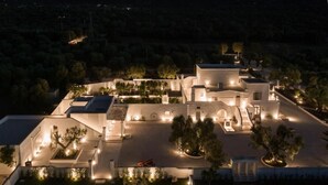 A modern villa with multiple rooms, a central courtyard, and a swimming pool. - Masseria Villa Verde (Fasano)