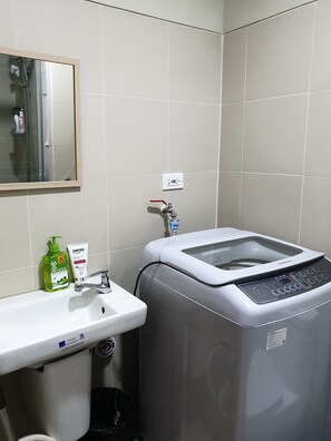 Bidet, toallas, papel de baño 