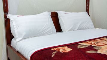 Standard Double Room | Dihias secara berasingan, dilengkapkan perabot secara berasingan, meja