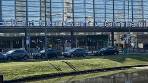 Un edificio moderno con fachada de vidrio y un letrero que dice 'Rotterdam Centrum'.