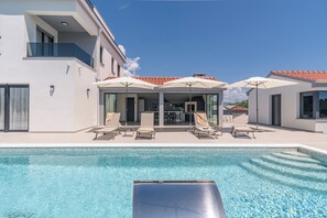 Outdoor pool, pool umbrellas, sun loungers - Holiday home Wind Rose (Trogir)