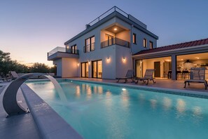 Outdoor pool, pool umbrellas, sun loungers - Holiday home Wind Rose (Trogir)
