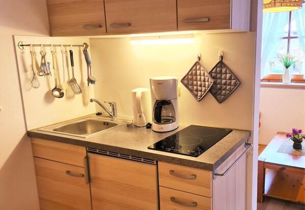 Réfrigérateur, plaque de cuisson, cafetière/bouilloire, grille-pain