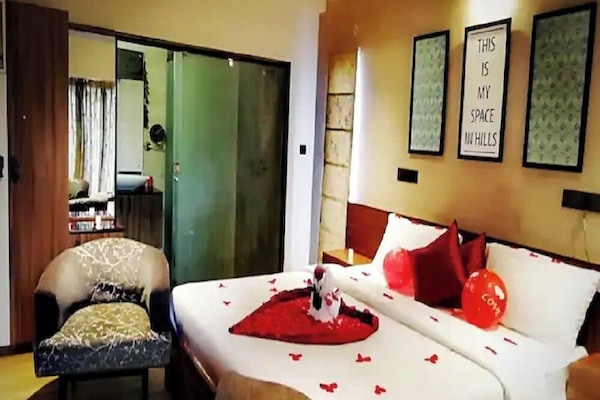 Romantic Room | Premium bedding, soundproofing, free WiFi, bed sheets