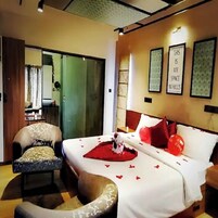 Romantic Room | Premium bedding, soundproofing, free WiFi, bed sheets
