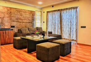 Premium Room | Living area | 32-inch flat-screen TV with satellite channels, TV