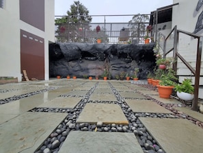 Vista frontal de la propiedad