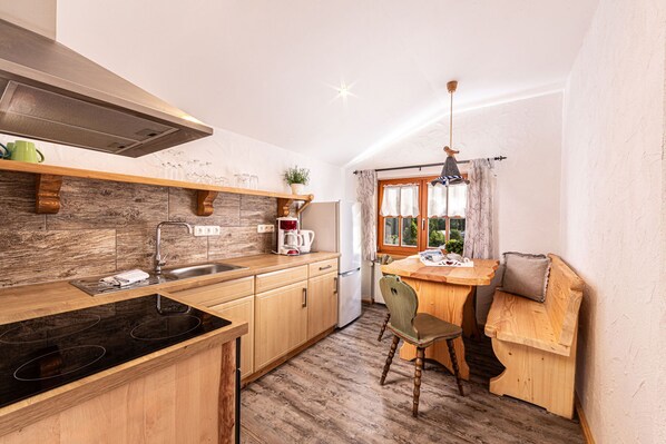 Køleskab, ovn, kogeplade, kaffe-/temaskine