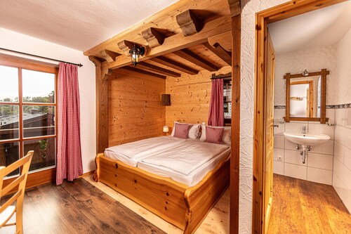 Doppelzimmer Watzmannhaus mit urigem Hüttenflair