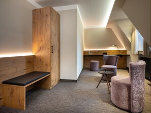 Minibar, caja de seguridad en la habitación y decoración personalizada 