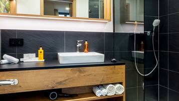 Classic-Einzelzimmer | Badezimmer | Designer-Toilettenartikel, Haartrockner, Hausschuhe
