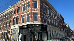 Un immeuble d’angle abritant un hôtel-boutique et des appartements.