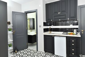 Een minikoelkast, een microgolfoven, een kookplaat