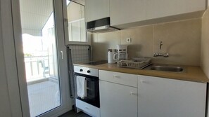 Kjøleskap, ovn, kokeplater og kaffetrakter/tekoker