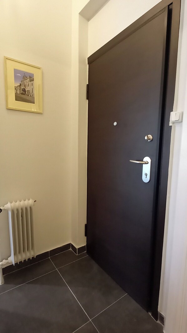 Interior - Peaceful studio centrally located, close to public transport. (Athina)