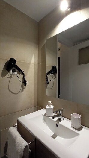 Shower, hair dryer, towels, soap - Peaceful studio centrally located, close to public transport. (Athina)