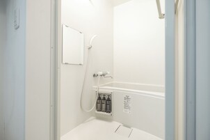 Standard Double Room | Bathroom | Combined shower/tub, hair dryer, towels