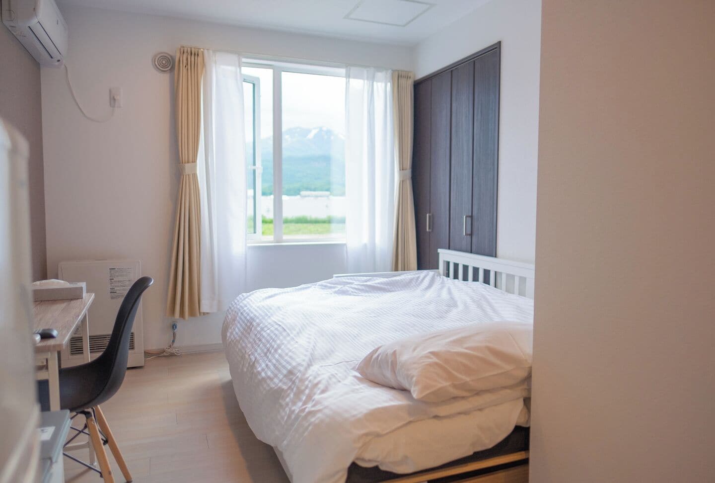 مكتب ومساحة عمل للكمبيوتر المحمول وستائر تعتيم ومكواة/لوح كي