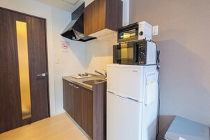 Standard Double Room | Private kitchen | Mini-fridge, microwave, stovetop, electric kettle