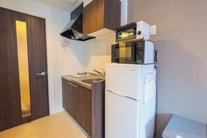 Standard Double Room | Private kitchen | Mini-fridge, microwave, stovetop, electric kettle