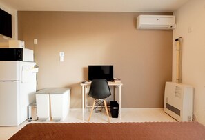 Desk, laptop workspace, blackout drapes, iron/ironing board - Niseko Hirafu Ski Resort Condo (Kutchan)