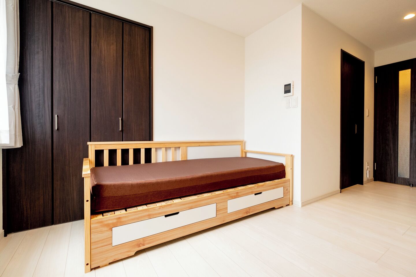 办公桌、笔记本电脑工作区、遮光窗帘、熨斗/熨衣板