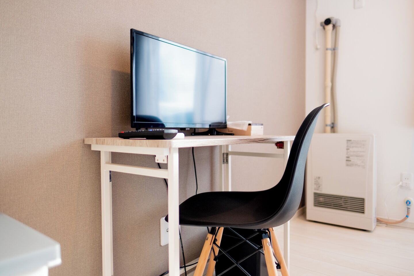 Escritorio, espacio para trabajar con laptop y cortinas blackout 