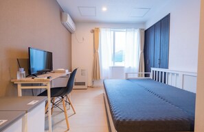 Habitación estándar doble | Zona de estar | Televisión de pantalla plana de 19 pulgadas con canales digitales