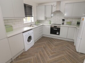 Refrigerador, tetera eléctrica, tostadora y utensilios de cocina 