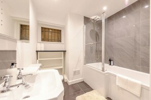 Appartement, 2 lits doubles | Salle de bain