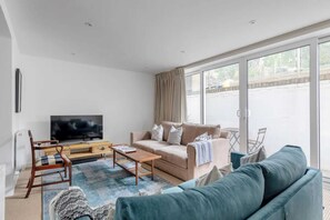 Basic Apartment, 2 Double Beds | Living area - Beautifully Refurbished 2BD Flat- Clapham (London)