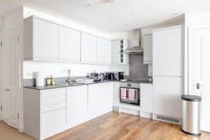 Basic Apartment, 2 Double Beds | Private kitchen - Beautifully Refurbished 2BD Flat- Clapham (London)