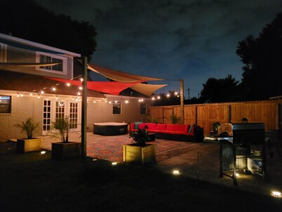 2 Homes*Kemah*NASA* 2 Hot Tubs*Arcade Games