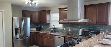 Kjøleskap, mikrobølgeovn, ovn og kokeplater