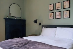 Basic Apartment, 1 Double Bed with Sofa bed - Stylish 1BD Flat - Abbeyhill (Edinburgh)