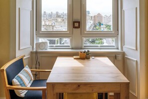 Basic Apartment, 1 Double Bed with Sofa bed | Dining - Stylish 1BD Flat - Abbeyhill (Edinburgh)