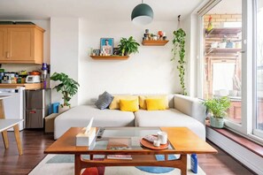 Apartamento básico, 1 cama de casal | Área de estar | TV