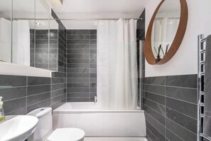 Basic Apartment, 1 Double Bed | Bathroom | Towels, soap, shampoo, toilet paper - Vibrant & Modern 1BD Flat - Hackney (London)